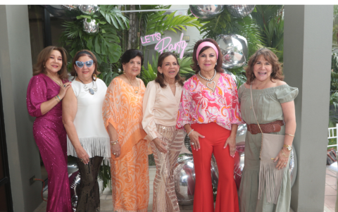 Marta Concha, Laura Vivar de Loor, Marta Vivar, Rosa Vivar de Rincón, Carmita Vivar de Campoverde y Consuelo Pincay de Delgado.