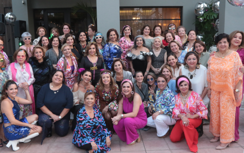 Las invitadas lucieron trajes de colores vibrantes, gafas y accesorios llamativos.