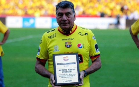 Miguel Brindisi, DT finalista de América con Barcelona, fue homenajeado por el club en 2016 y recientemente entregándole la camiseta del Centenario.