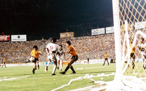 El delantero argentino Marcelo Trobbiani (i) marcó el único gol de Barcelona en las finales ante Olimpia.