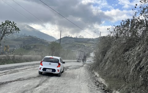 Las vías para ir a Alausí, por la Troncal de la Sierra se encuentran en mal estado; en varios tramos no hay señaléticas horizontales ni verticales y hay carencia de guardarraíles.