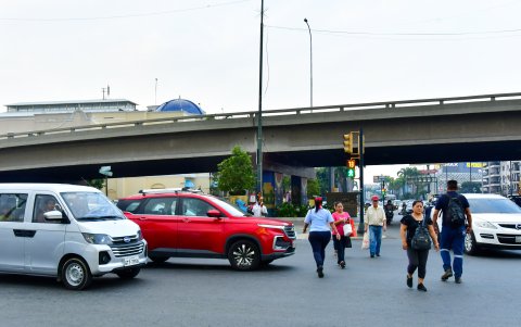 Al no haber línea cebra trazada, los vehículos obstruyen el paso peatonal.