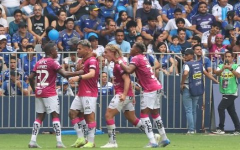 El delantero Claudio Spinelli (c) es otra de las figuras del campeonato nacional.