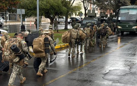 Despliegue de tropas del Ejército Ecuatoriano con destino a la capital del país.