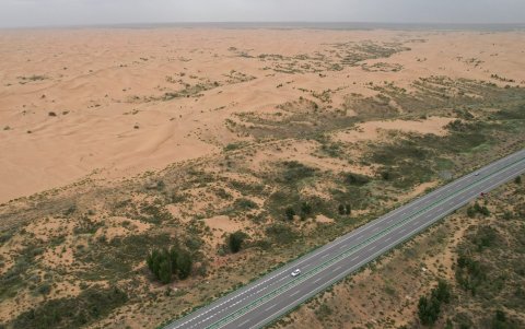Vista aérea del contraste entre la zona verde y el paisaje desértico del desierto de Kubuqi, en Ordos, en la región de Mongolia Interior, al norte de China.