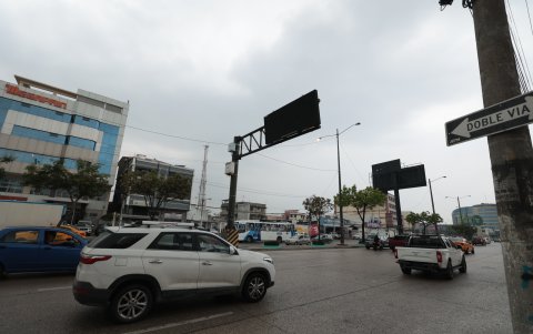 En la avenida Juan Tanca Marengo hay paneles de la ATM, que no funcionan.