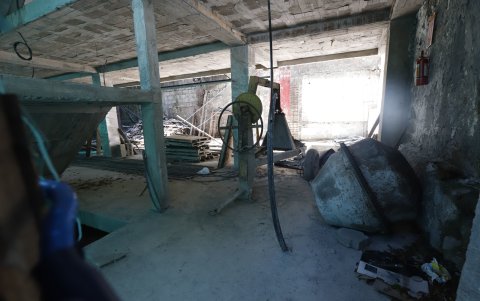 La construcción está detenida hasta la fecha. Los vecinos dicen que no hay un cerramiento, solo lonas.