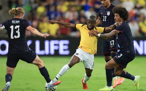 Enner Valencia (c) comandó el ataque de la Tricolor y abrió el marcador ante Estados Unidos.