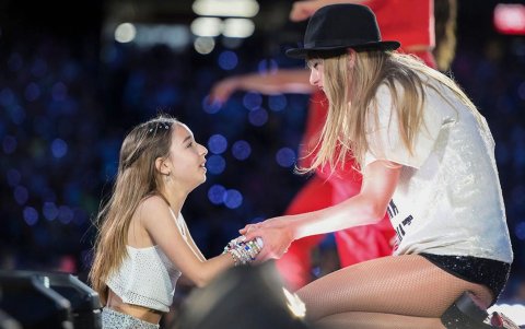 Fanática de Taylor Swift en concierto.