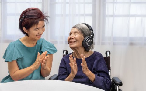 Las personas mayores no olvidan las canciones que escuchaban en su juventud pese al deterioro mental.