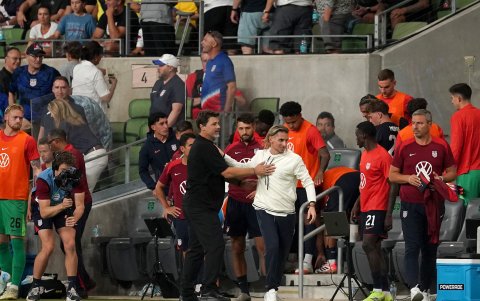Mauricio Pochettino DT de Estados Unidos saluda con Sebastian Beccacece  de Ecuador.