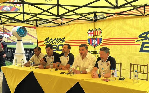 Antonio Álvarez (c) presidió la asamblea extraordinaria de socios en el estadio Monumental el sábado 11 de octubre.