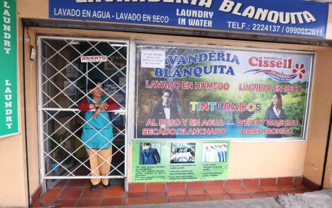 3. Protección. Esta lavandería tiene 30 años en el sector. Su propietaria, María de Lourdes Venegas, puso una reja, para evitar más robos.