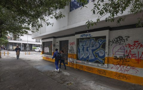 2. Abandono. Estos son algunos de los al menos 29 locales cerrados y deteriorados en la avenida.