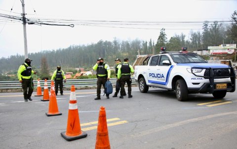 Policías en formación controlan zona sur de Quito por paro nacional.