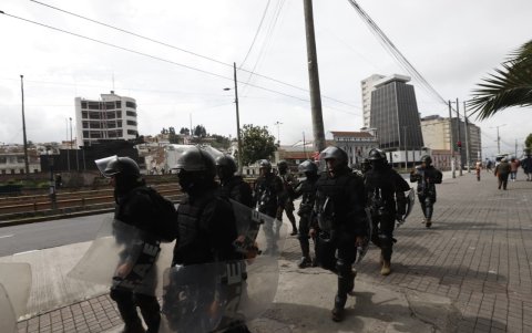 Uno de los contingentes policiales en Quito se ubicó en la avenida Pichincha, en el centro de la capital.