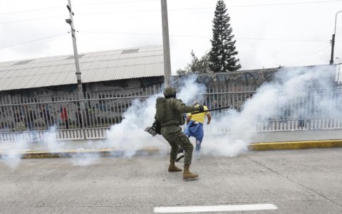 Durante el intento de avanzar, los militares y manifestantes se enfrentaron en el sur de Quito.