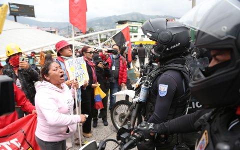 Organizaciones sociales marchan con carteles y banderas.