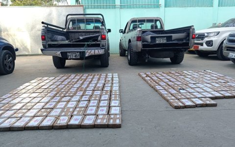 Al inspeccionar dos vehículos, descubrieron compartimentos ocultos en la estructura metálica del balde utilizados para transportar la sustancia ilícita.