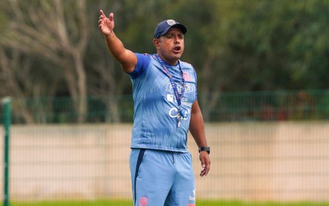 Víctor Idrobo es el entrenador de la selección femenina Ecuador Sub-17.