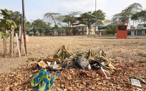 Descuido. En varios de los parques se observa basura acumulada.