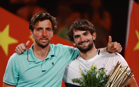 Vacherot (d) y Arthur Rinderknech lloraron al final de la final que los enfrentó.