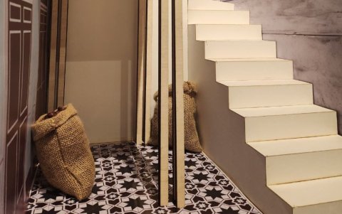 La muestra The Smells of Wood and Cocoa propone una experiencia inmersiva que rescata la identidad del puerto principal.