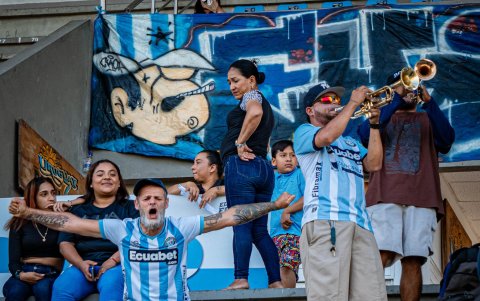 Hinchas de Guayaquil City en su sede actual del estadio Christian Benitez.