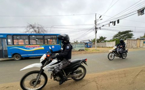 En los barrios considerados críticos los buses viajan con acompañamiento policial.