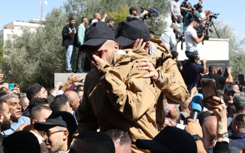 Presos palestinos liberados a su llegada tras ser puestos en libertad de una cárcel israelí como parte del acuerdo de liberación entre Israel y Hamás, en la ciudad cisjordana de Ramala.