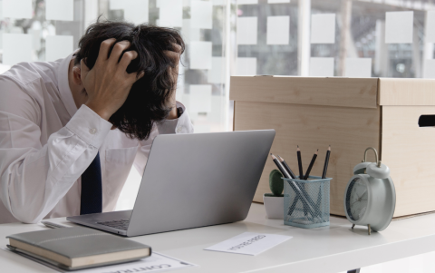 Si se comprueba que el evento de fuerza mayor imposibilita de manera definitiva la continuidad del trabajo, la ley contempla la terminación del contrato laboral.