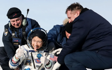 Christina Koch ostenta el récord del vuelo espacial más largo realizado por una mujer: 328 días en órbita.