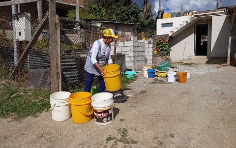 Vecinos del barrio Chamanal esperan desde tempranas horas la llegada de tanqueros con agua potable, única fuente que abastece al sector tras casi diez meses sin servicio.