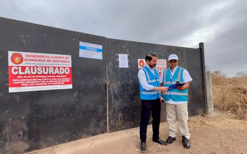 Personal de la Prefectura del Guayas realizó la notificación del inicio del proceso sancionatorio contra el propietario del predio en el que se registró el incendio en vía a la costa.