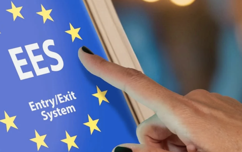 El sistema EES registra huellas dactilares y fotografía facial de viajeros al cruzar fronteras exteriores del espacio Schengen.