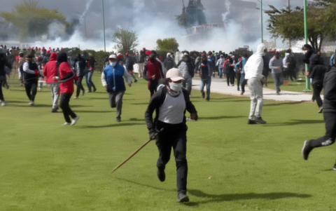 Manifestantes se refugian en viviendas y centros comunitarios de Otavalo tras los enfrentamientos con la Policía y el Ejército durante la jornada del Paro Nacional 2025.