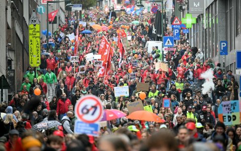 Los manifestantes participan en una manifestación durante un día nacional de acción contra la austeridad del gobierno federal de Arizona, en Bruselas el 14 de octubre de 2025.
