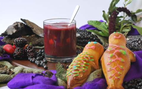 La Colada Morada y las Guaguas de Pan, símbolos ancestrales de la ofrenda a los ancestros, son los protagonistas gastronómicos del feriado de Difuntos en Ecuador.