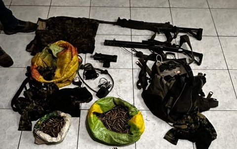 Incautaron armamento de uso militar, entre ellos subametralladoras, fusiles, revólveres y una gran cantidad de municiones.