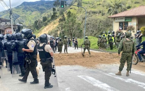 La vía Loja–Cuenca permanece parcialmente bloqueada por manifestaciones sociales que impiden el tránsito vehicular.