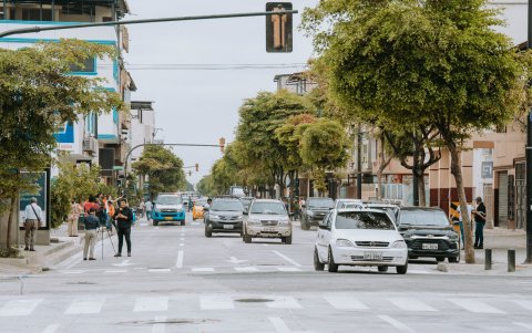 La calle Esmeraldas fue reabierta al tránsito este martes 14 de octubre. El proyecto forma parte de un contrato de $3,9 millones destinado a mejorar 14,76 kilómetros de vías céntricas.