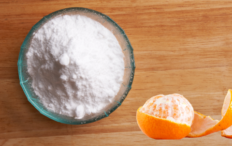 La cáscara de mandarina aporta aceites cítricos con efecto antiséptico, mientras que el bicarbonato actúa como desodorizante y abrasivo suave.