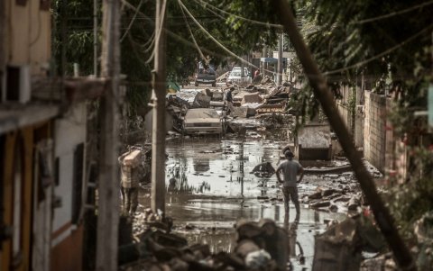 La gente camina a través del lodo después de que las graves inundaciones afectaran la ciudad de Poza Rica, en el estado de Veracruz, México, el 14 de octubre de 2025.