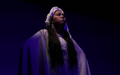 La actriz Pamela Lizama interpreta a Melisa, estudiante que recibe el racismo contemporáneo de sus compañeros; y la machi mapuche que compareció en el juicio.