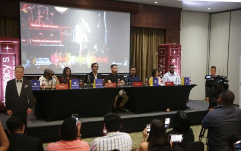 Durante la conferencia de prensa con los organizadores del show.