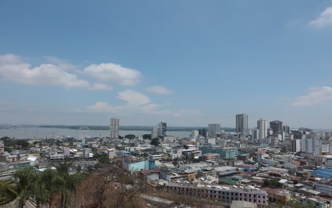Ciudad. La quema de plásticos a cielo abierto libera una mezcla compleja de contaminantes.