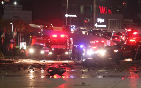 En la calzada de la avenida Joaquín Orrantia quedaron restos de los daños que provocó la fuerte explosión.