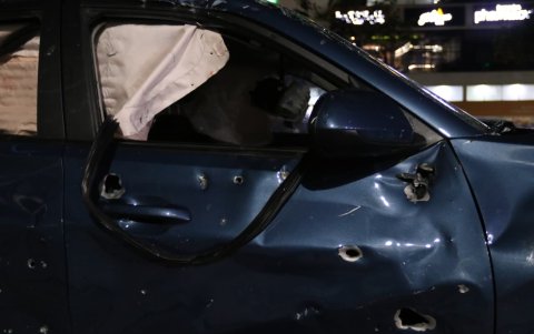 Algunos vehículos tuvieron daños por la onda expansiva.