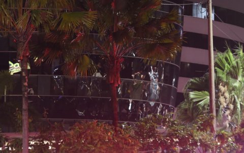 Hubo ventanales rotos en edificios aledaños debido a la onda expansiva de la explosión.