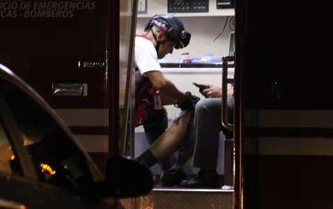 En ambulancias se atendió a heridos por la explosión.